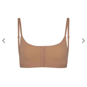 New with tags. Skims stretchy scoop neck bralette, with hook and eye front clasp